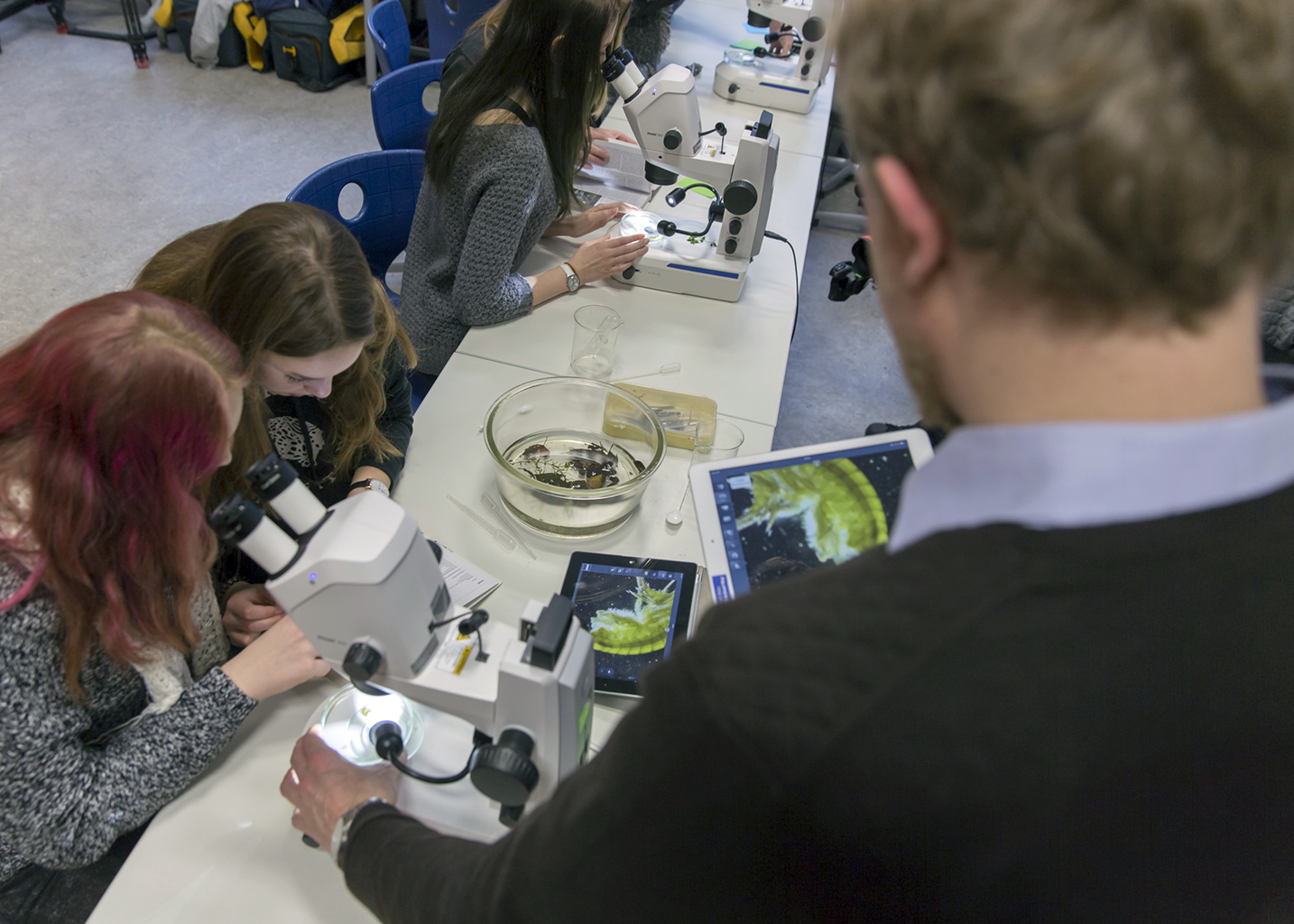 Enseignant et élèves dans une classe numérique ZEISS avec le logiciel Labscope