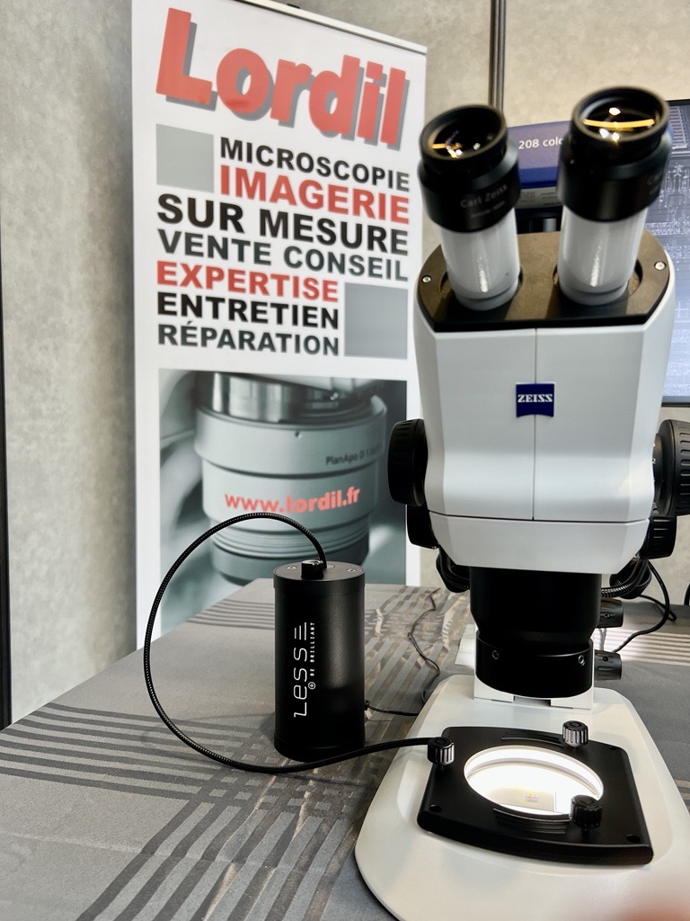 Stéréo microscope ZEISS Stemi avec un système d'illumination Laser LESS pour faire du fond noir