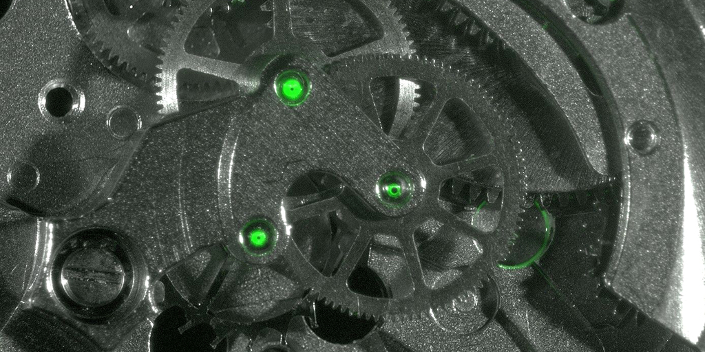 Mouvements d'horlogerie lubrifiés en observation en lumière blanche et en fluorescence