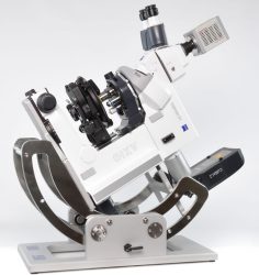 Microscope basculant de la position verticale vers la position horizontale.